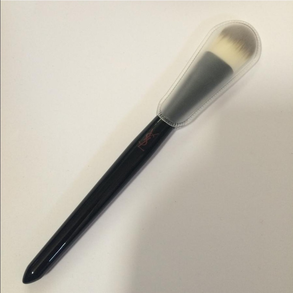Hold NEW YSL foundation brush made in France
